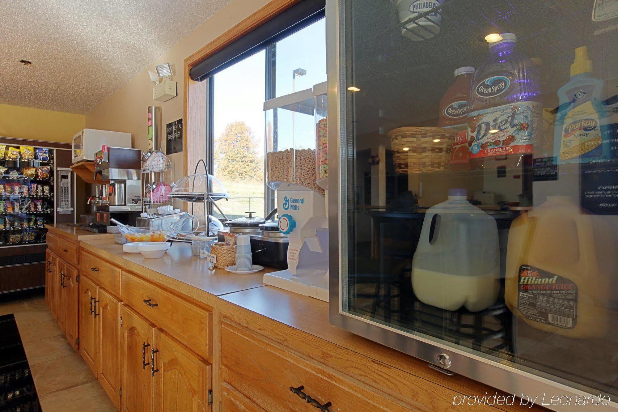 Americas Best Value Inn & Suites Cassville Roaring River Restaurant bilde